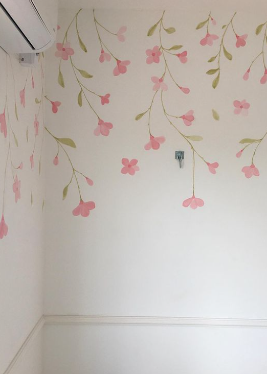 Mural floral em aquarela em parede de quarto