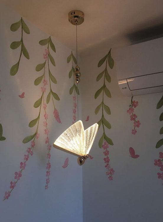 Mural com borboletas e luminária em quarto