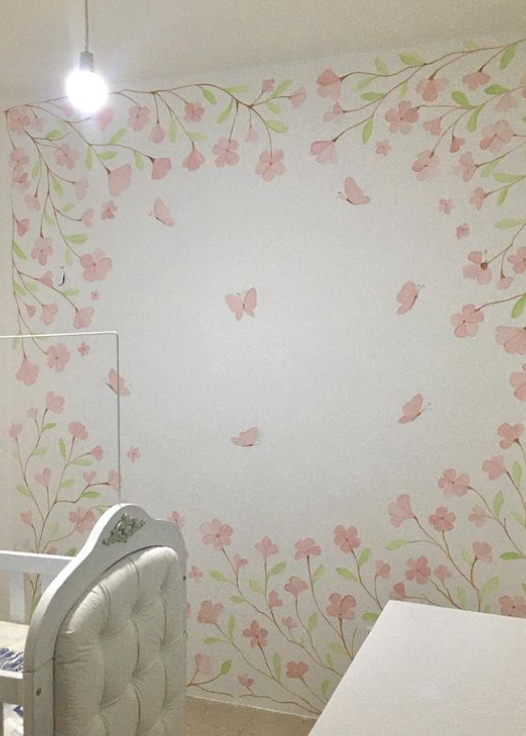 Mural de onça com lettering intensa em sala