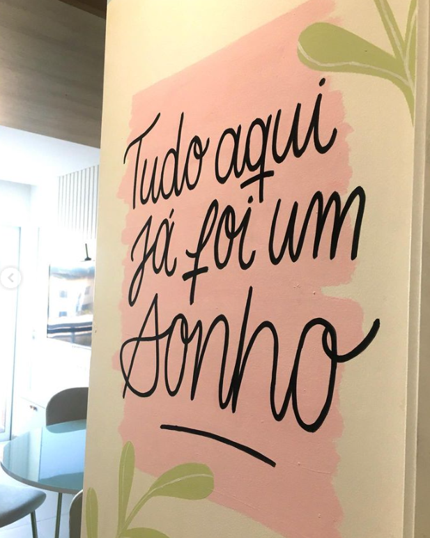 Mural de margaridas em linha em parede de sala