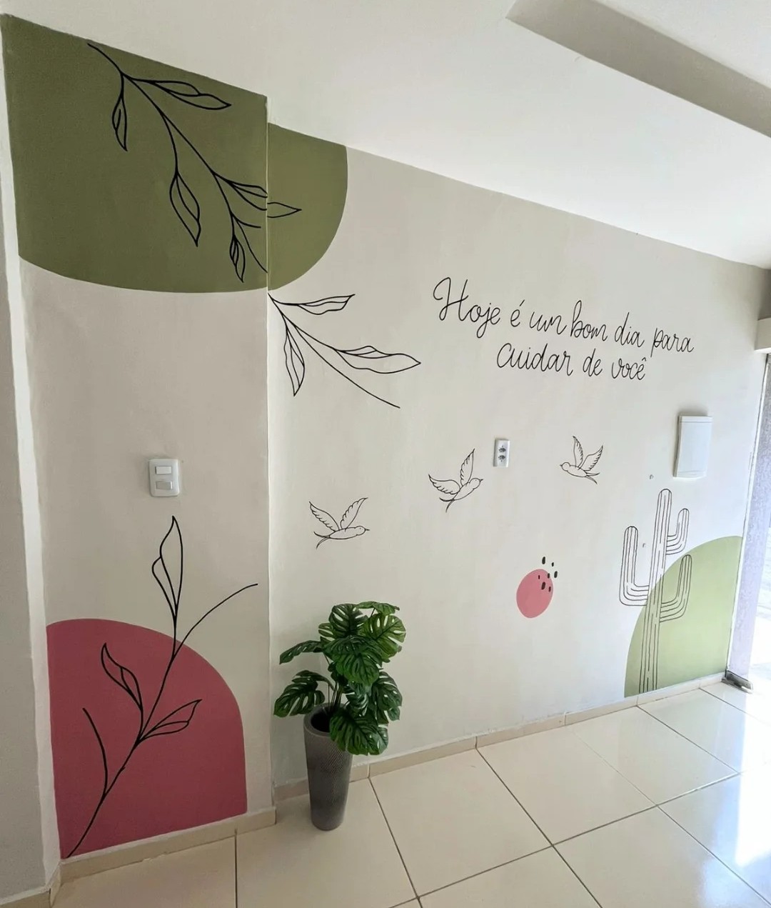 Mural com frase Hoje é um bom dia para cuidar de você
