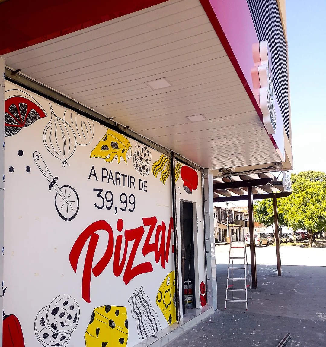 Mural promocional de pizzaria em fachada comercial