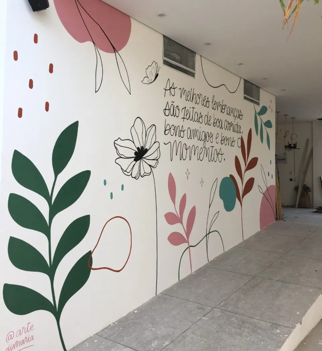 Mural botânico com frase sobre boas lembranças em restaurante