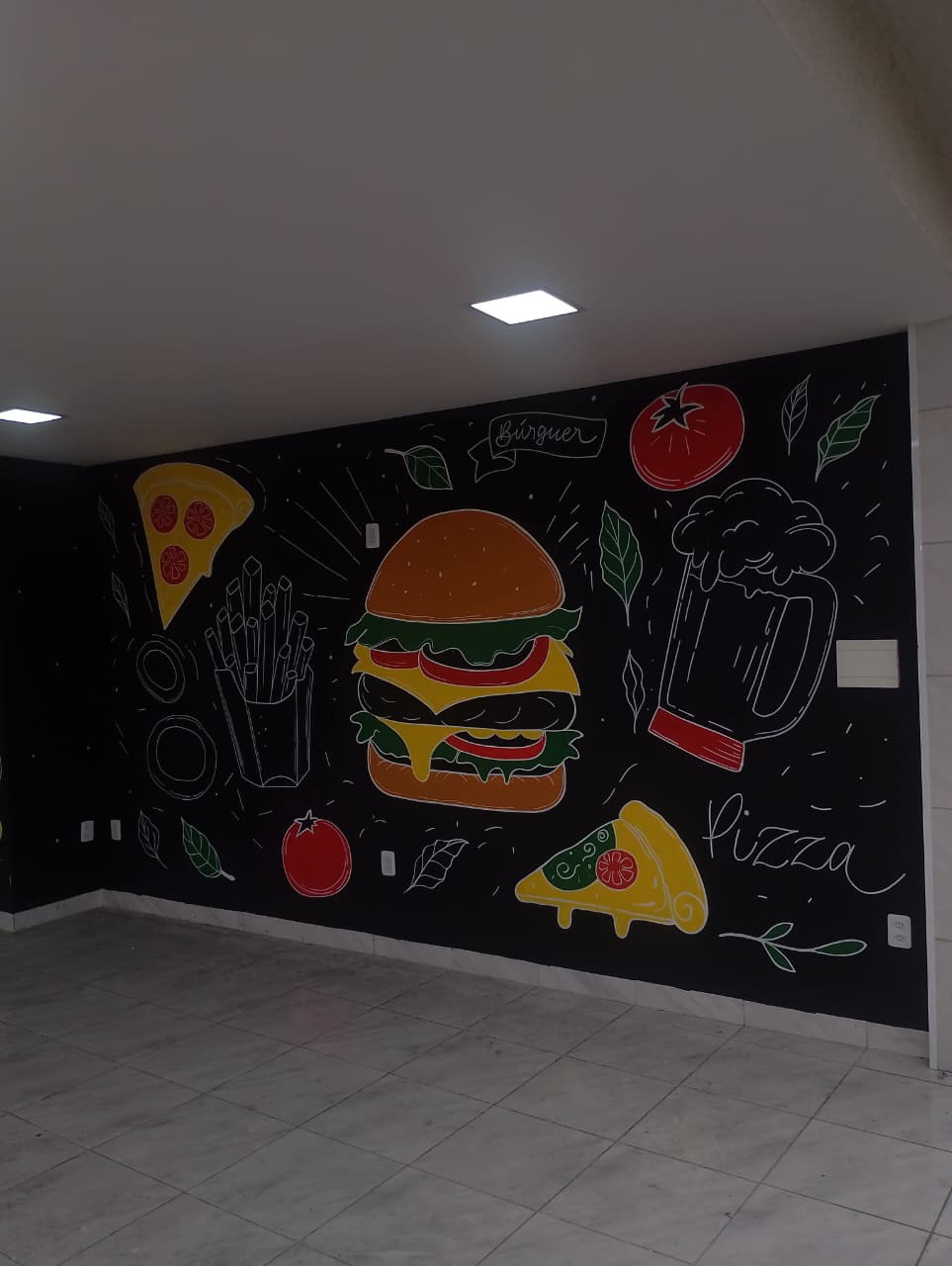 Lettering estilo lousa com hambúrguer e pizza em parede