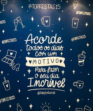 Lettering e ilustração em parede escura