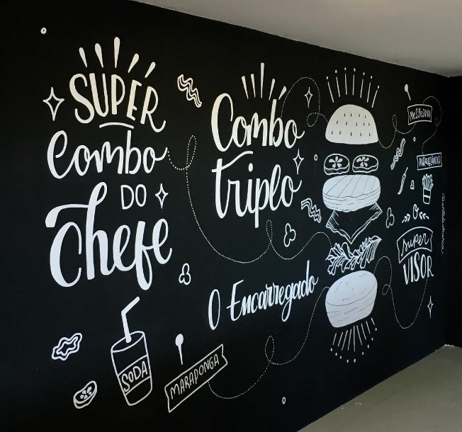Logo Meu Chefe hambúrguer em parede preta