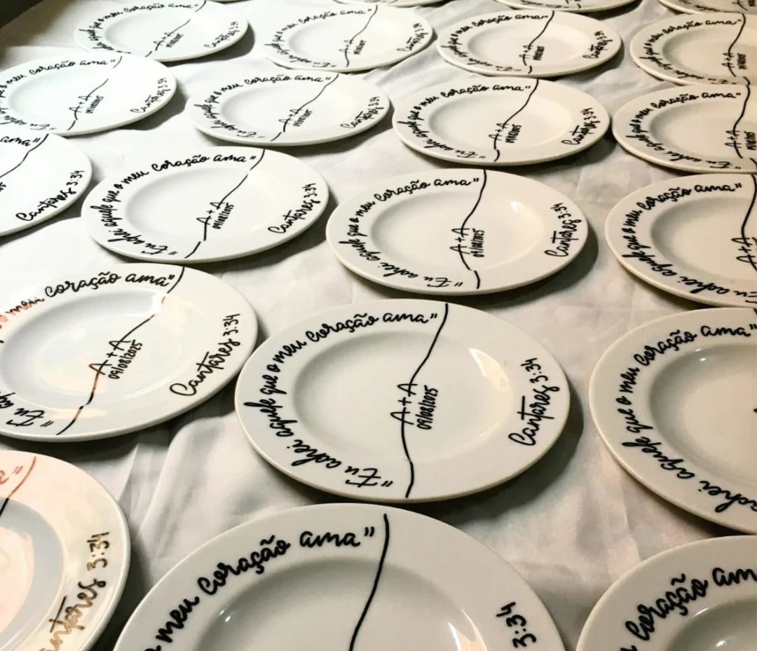 Pratos de cerâmica personalizados para casamento com lettering
