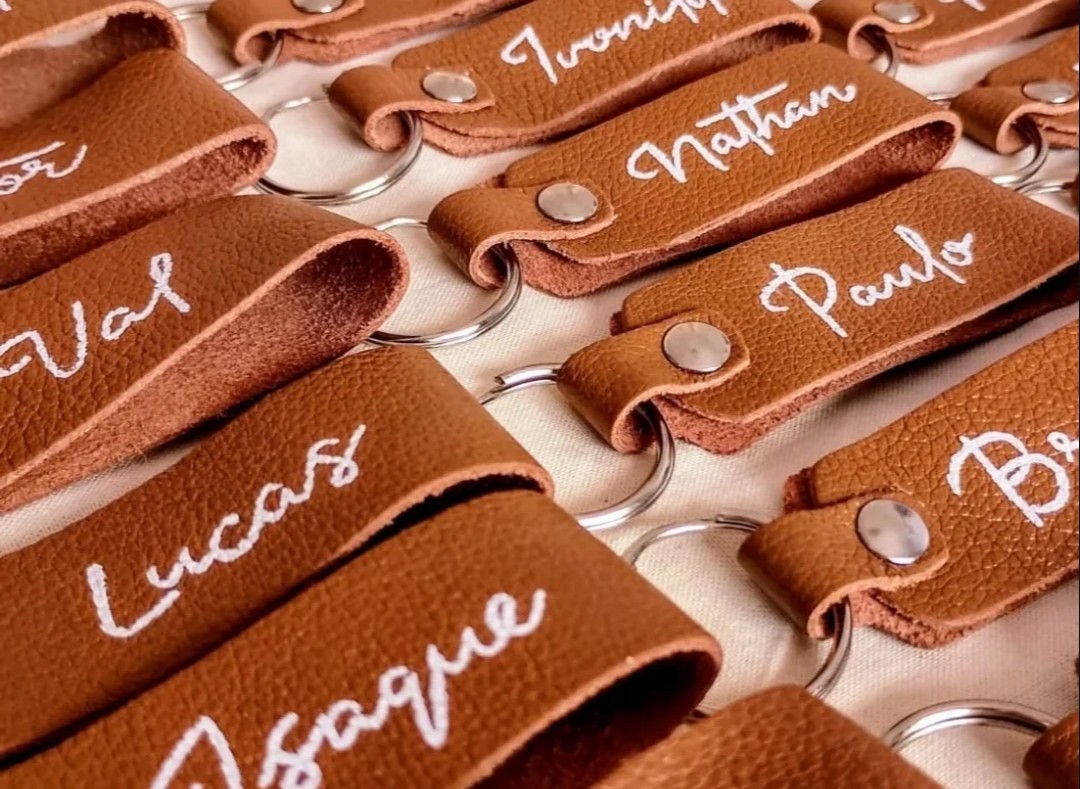 Chaveiros de couro personalizados com nomes pintados à mão